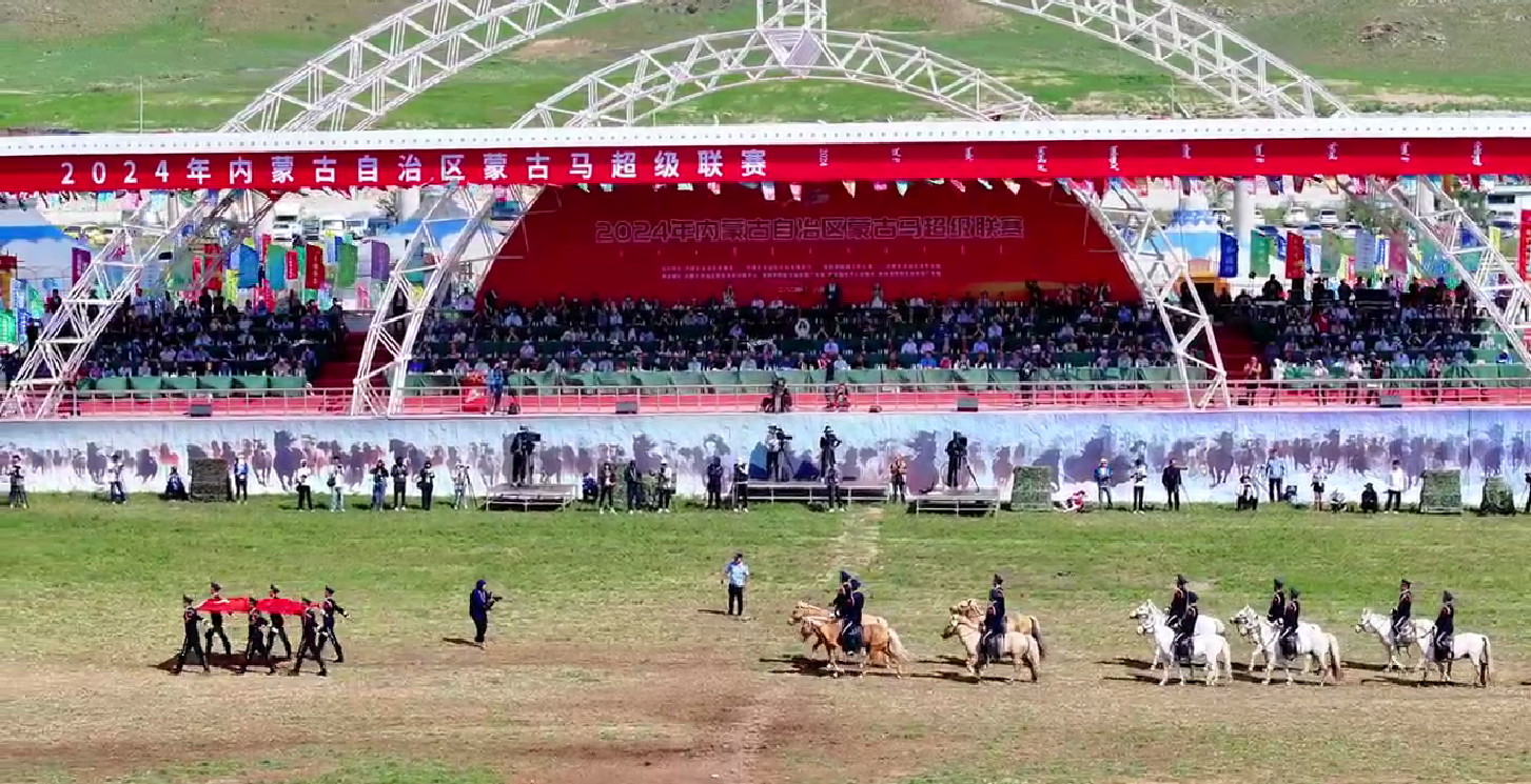 五星红旗闪耀草原