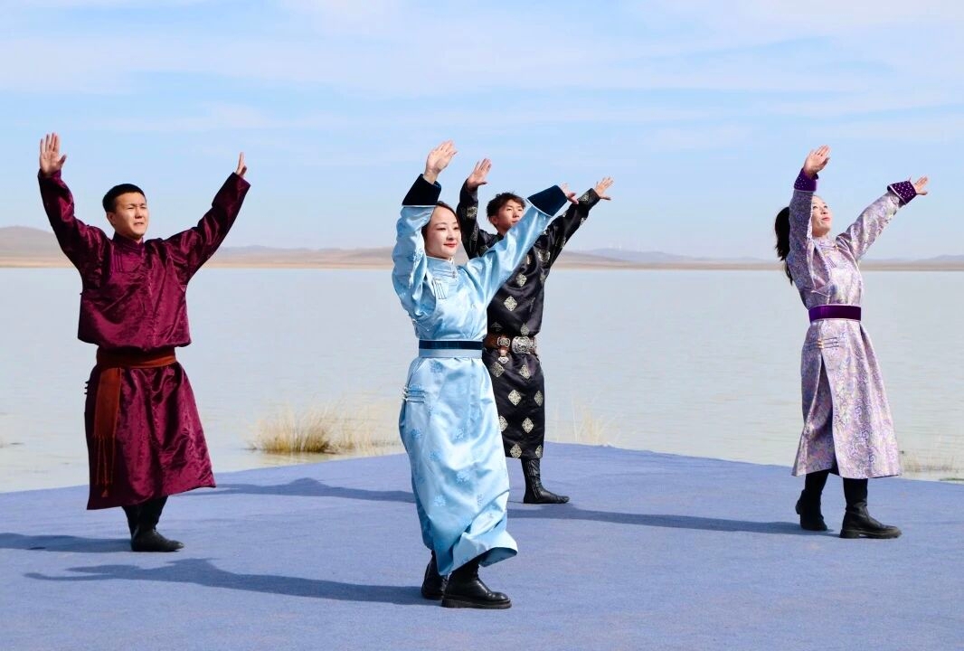 牛奶湖畔“全羊宴”点燃假日激情！太仆寺旗国庆假期文旅活动持续升温