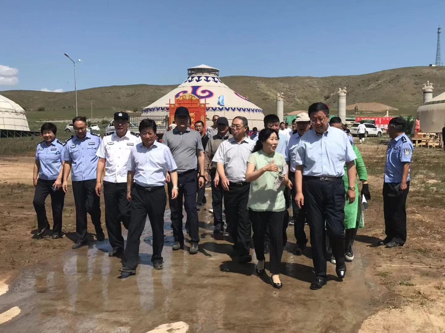 盟委书记罗虎在、盟委副书记政法委书记包国权、盟委委员副盟长曲卫国一行到那达慕会场指导工作