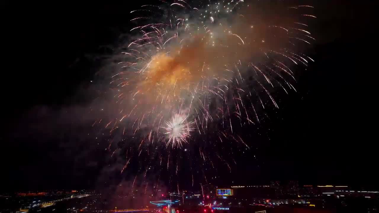 锡林浩特：“璀璨烟火 魅力锡林”烟花秀